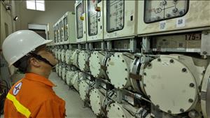 Căng mình giữa nắng nóng cao điểm, bảo vệ an toàn hệ thống truyền tải điện phía Bắc