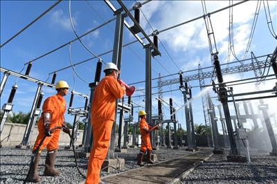 CÔNG TY ĐIỆN LỰC BẾN TRE: ỨNG DỤNG CÔNG NGHỆ RỬA SỨ HOTLINE LƯỚI ĐIỆN 110KV