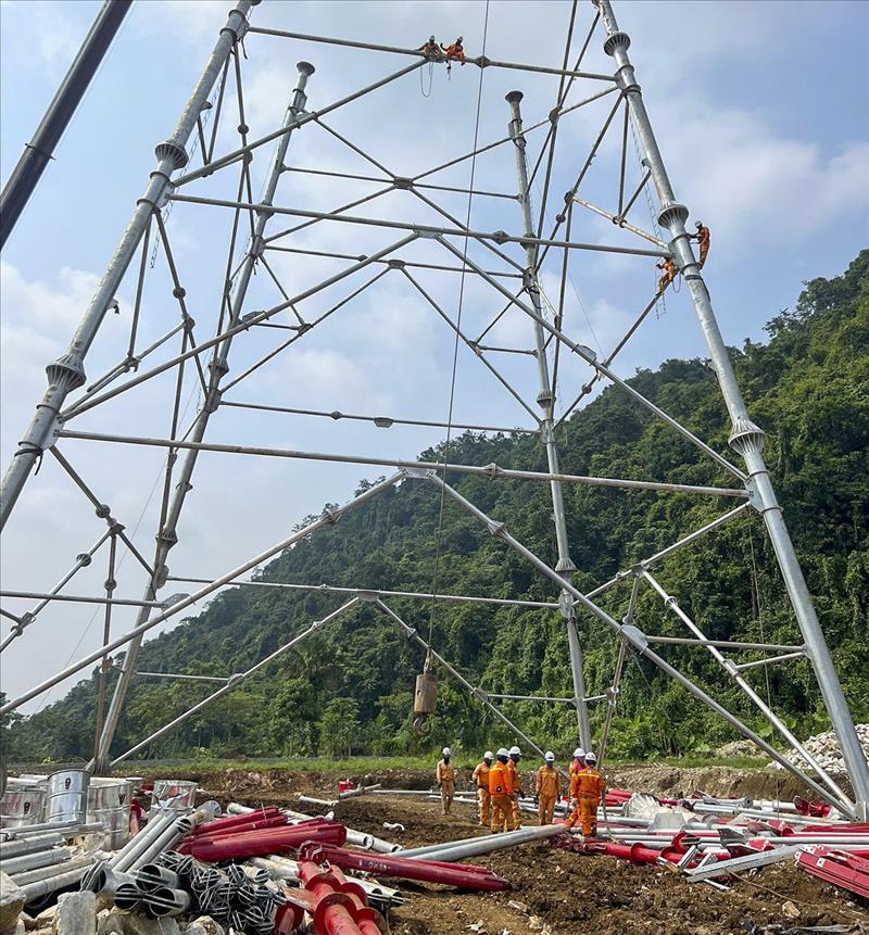 Huy động kỹ sư, công nhân EVNNPT “tiếp sức” cho dự án đường dây 500kV Lào Cai - Vĩnh Yên